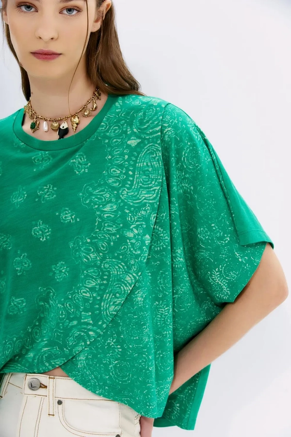 remera destroyed bandani