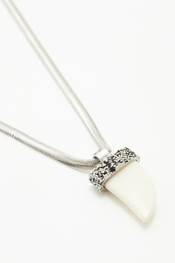 collar taylor horn