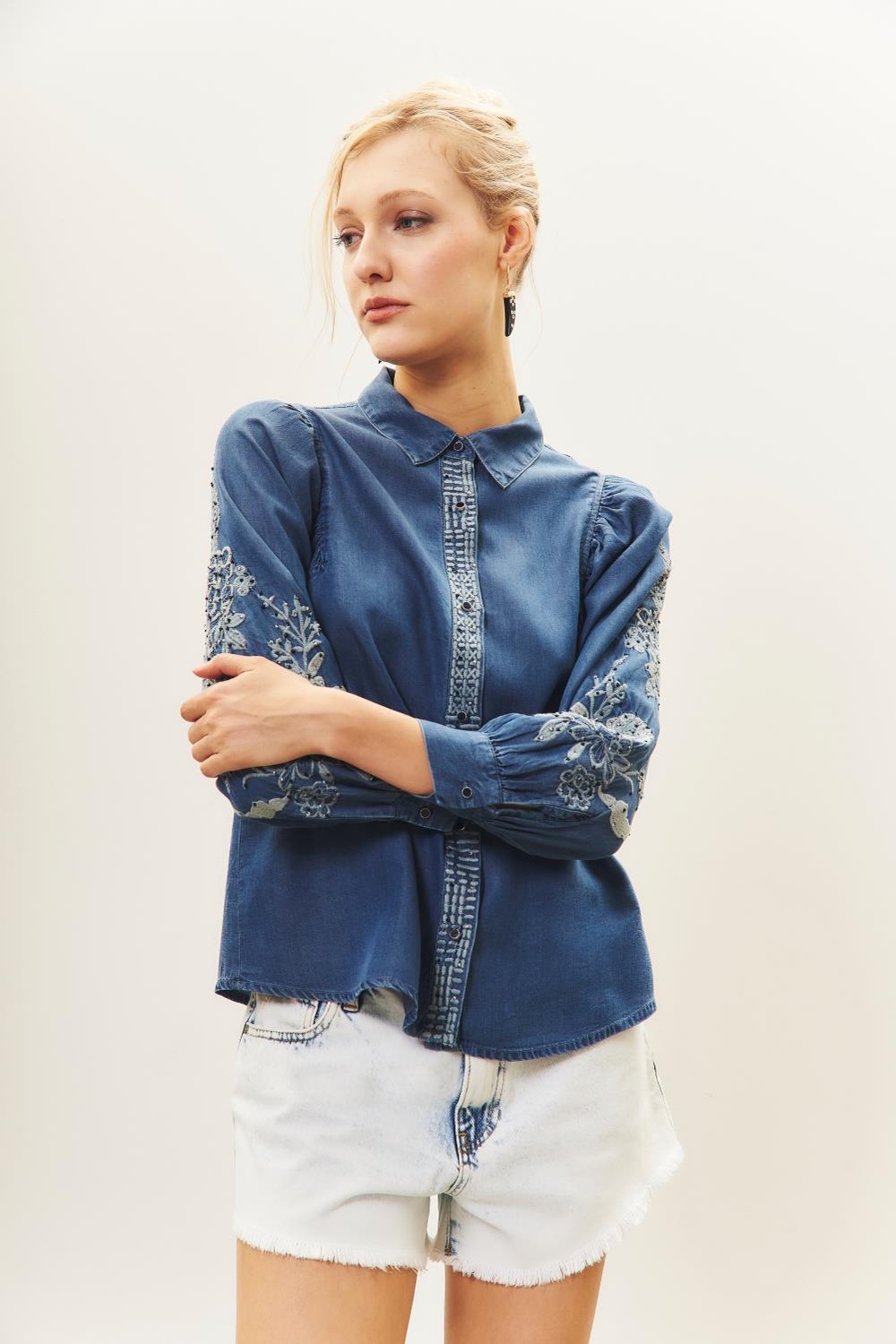 camisa metal flower