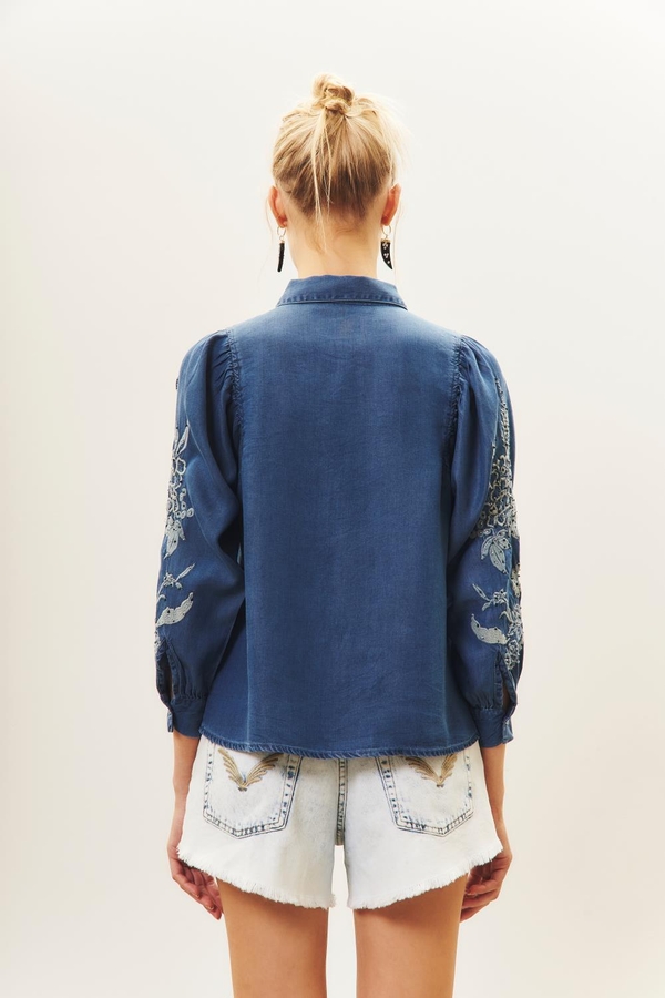 camisa metal flower
