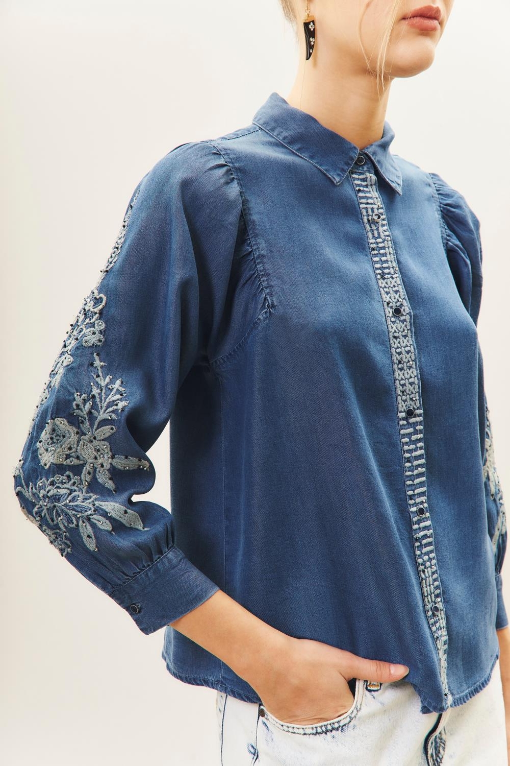 camisa metal flower