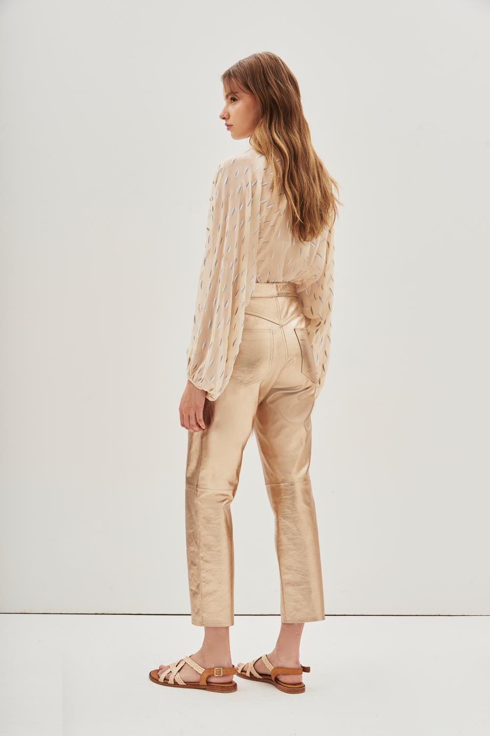pantalon recto metalic cuero