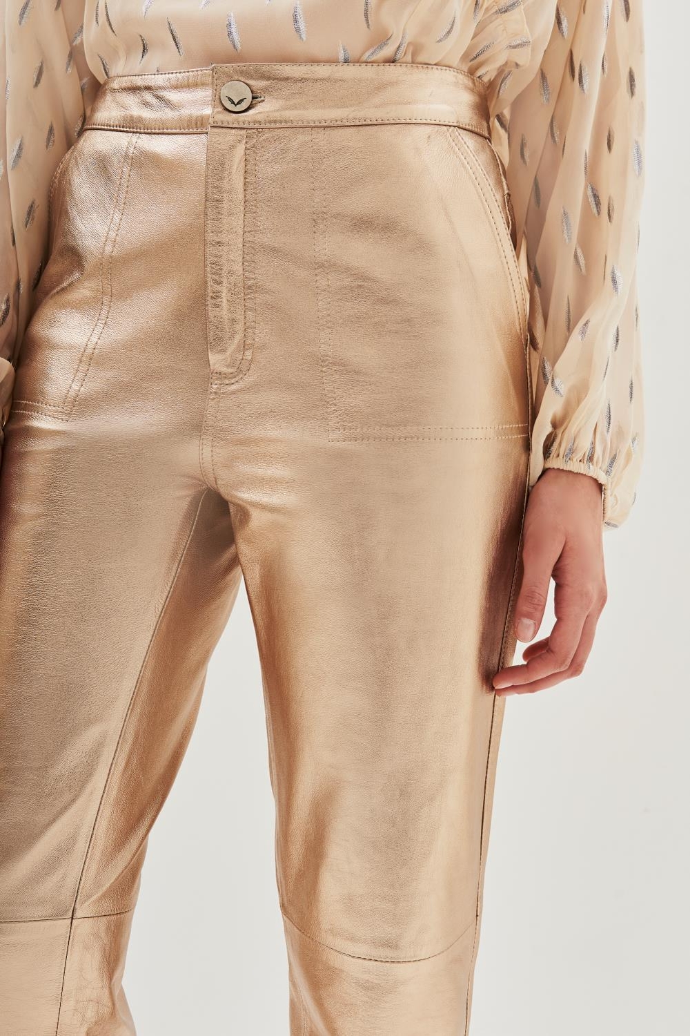 pantalon recto metalic cuero