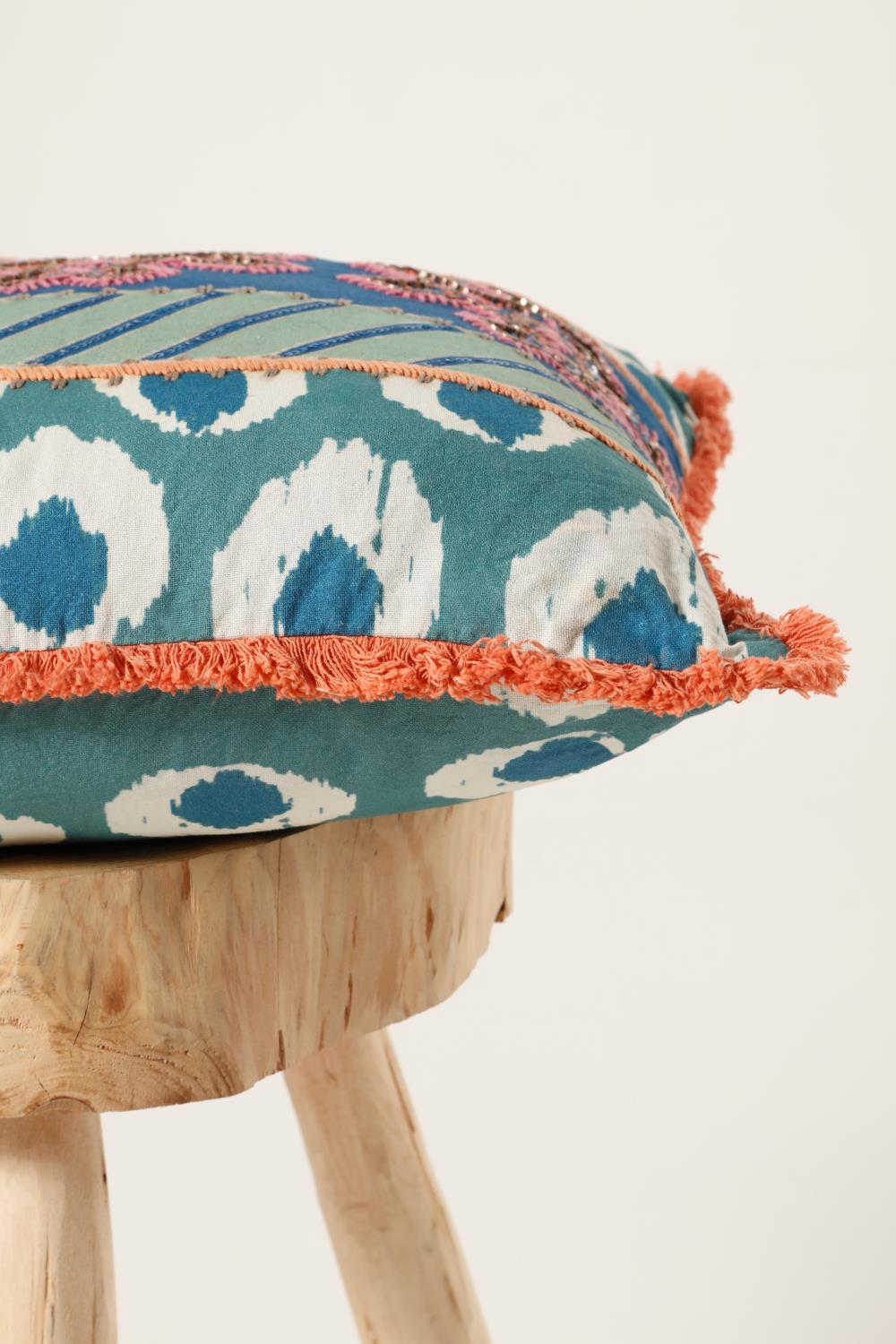 almohadon ikat frindges