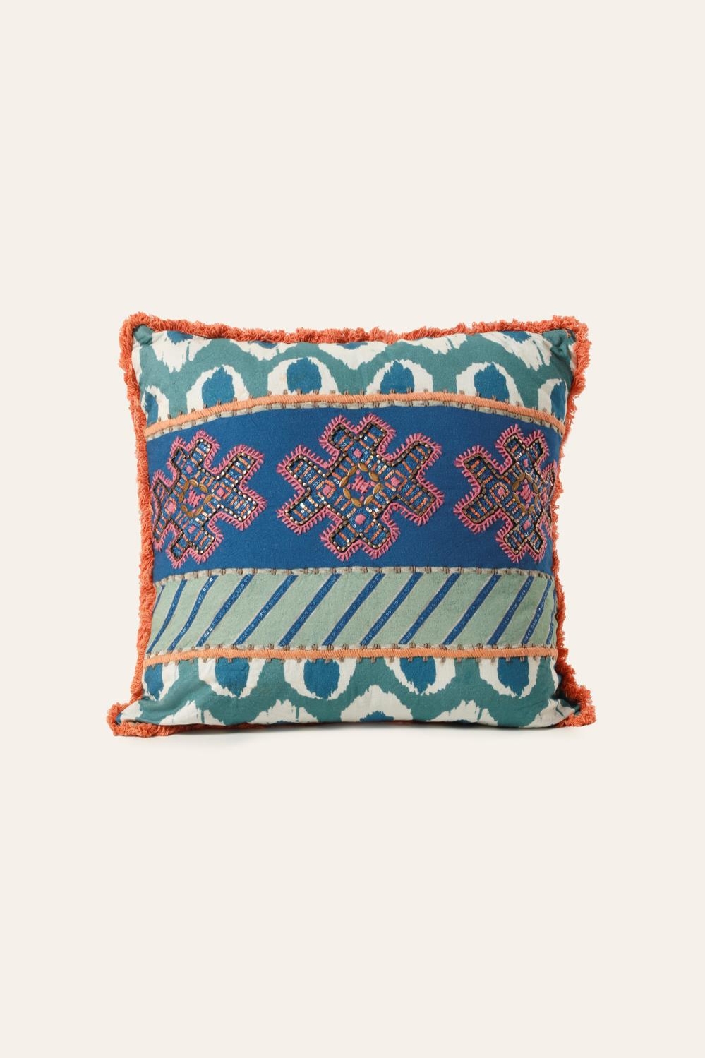almohadon ikat frindges