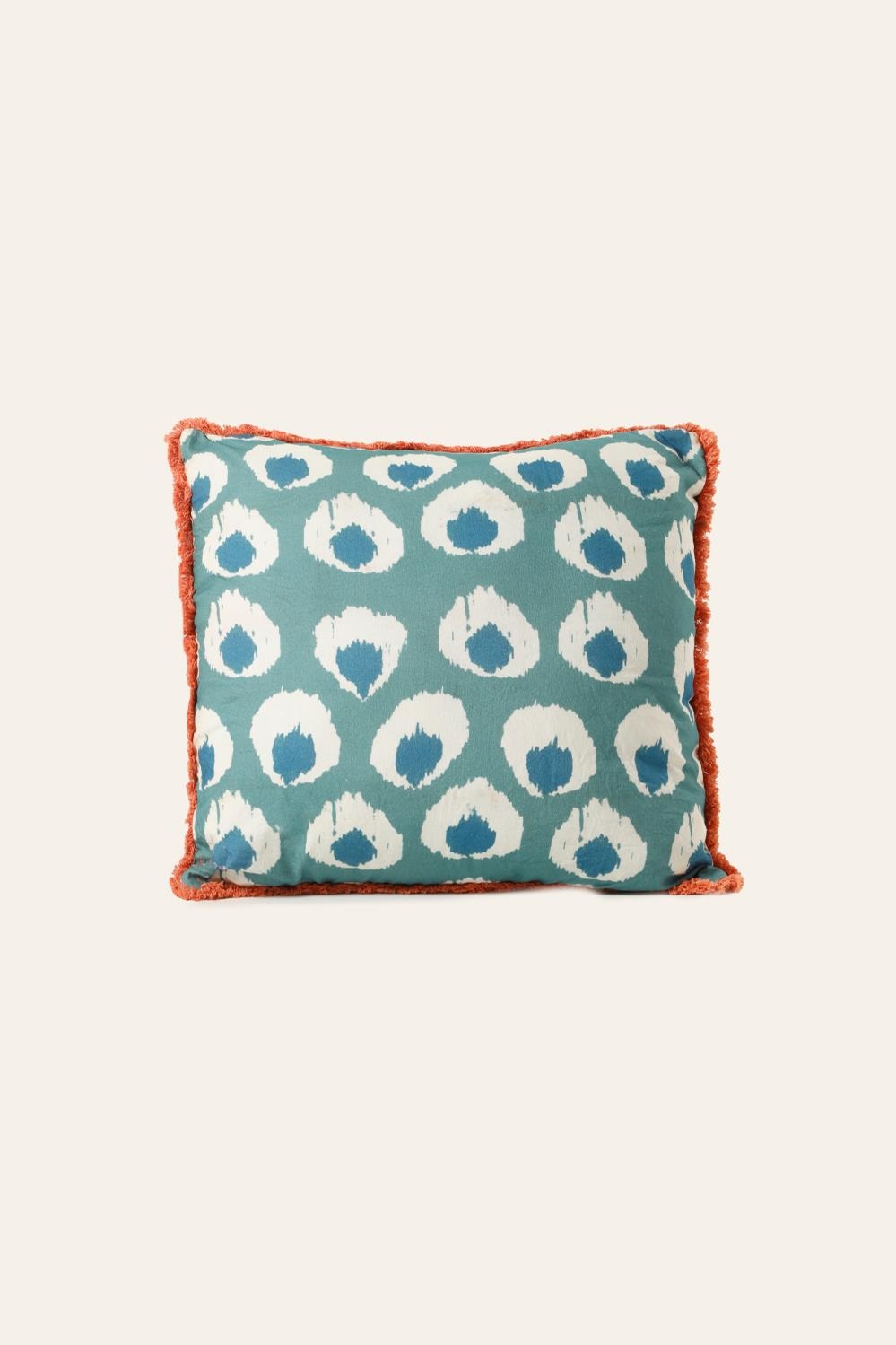 almohadon ikat frindges
