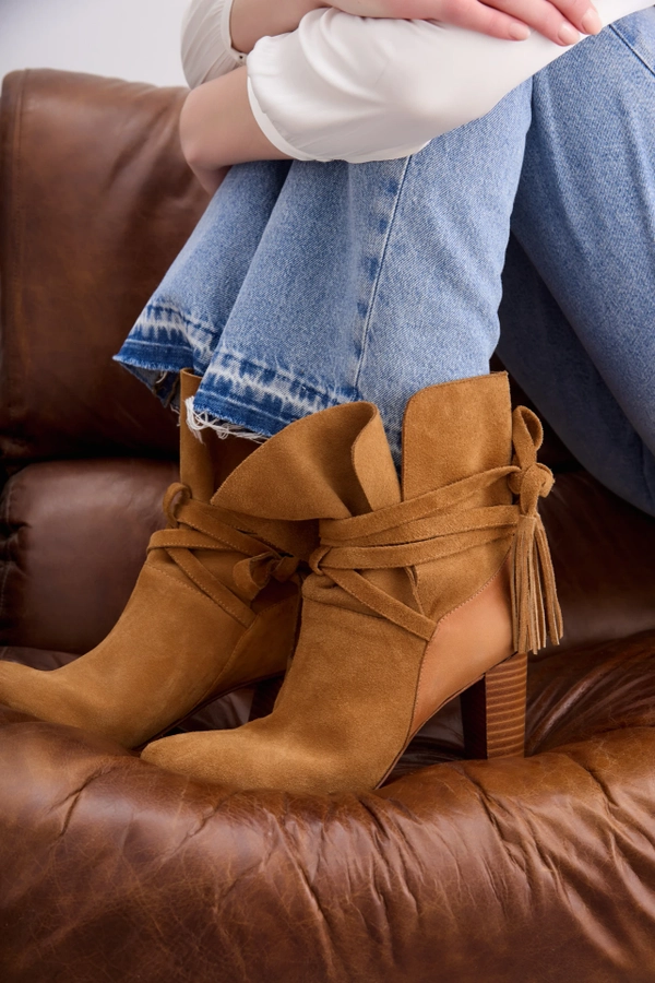 bota strap suede
