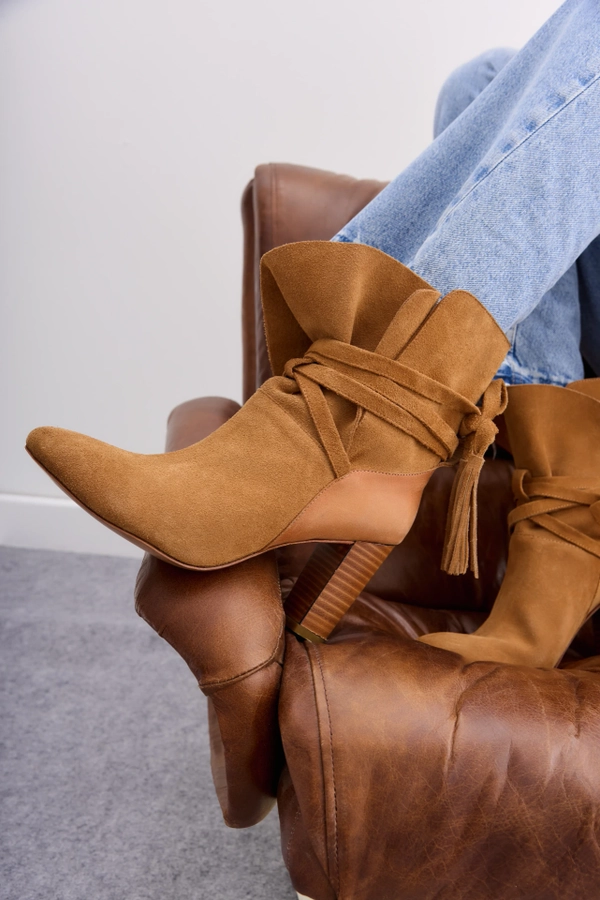bota strap suede