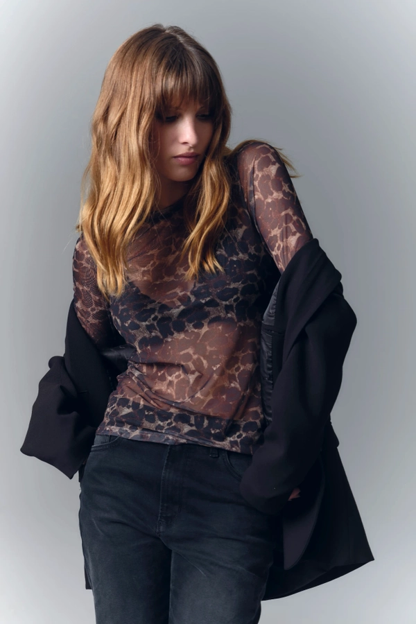 remera mesh animal leopardo