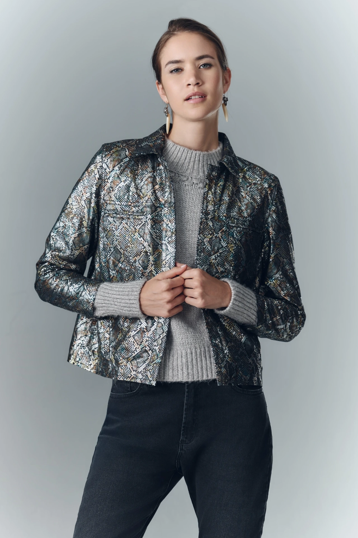 camisa avellana reptile cuero