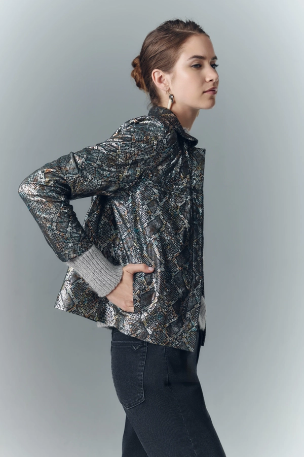 camisa avellana reptile cuero