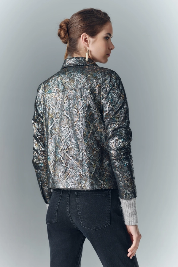 camisa avellana reptile cuero