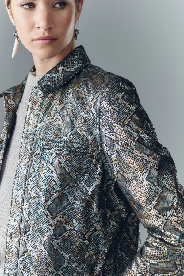 camisa avellana reptile cuero